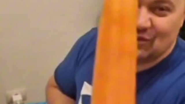 MC Extraszűz Ananász perverz ajánlata - Csajok lyukába akar dugni egy répát