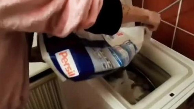Iskolázatlan Luka Tempera azt hiszi, hogy közvetlen a mosógép dobba kell önteni a mosóport