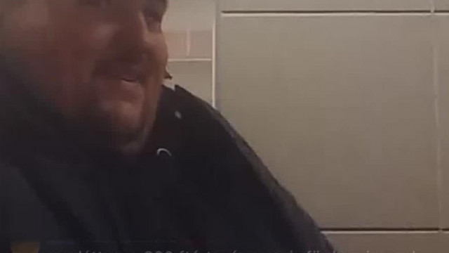 Meleg Maci Tibi megint rászabadult a világra: Higiéniai szokások, kétségbe esett wc-ben “ragadás” stb.