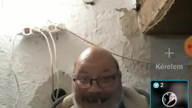 Pedro Gyulus, egy lapátnyi kutyaszart mutogat, amit a lakásában szedett össze