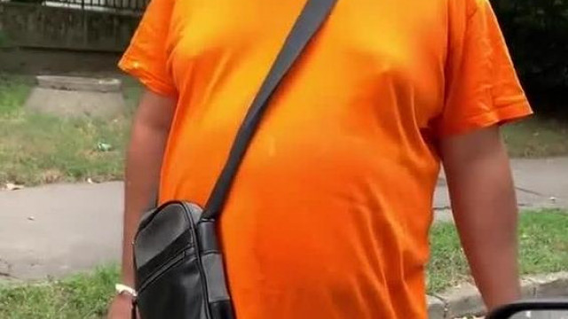 A retardált Baranyo Jo-t egy kocsiból szivatják, de fel sem tűnik neki, mert debil