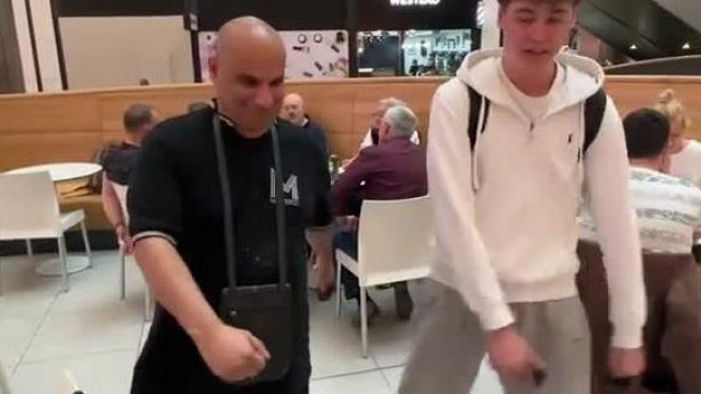 Az oldalt bénán leborotvált hajú Baranyi Jo-t megtalálja egy madárfészek hajú nyominger
