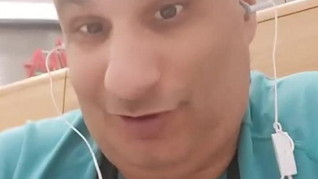 Baranyi Jo ünnepi köszöntőben álmodozik a fiatal srácról fülében retardáltul bedugott fülhallgatóval