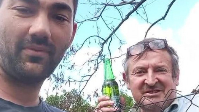 Elek Zoli húsvéti köszöntője természetesen piával a kézben