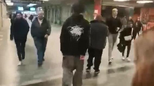 Fiatal srácoknak üzengető pedo Baranyi Jo kap egy barackot a debil fejére
