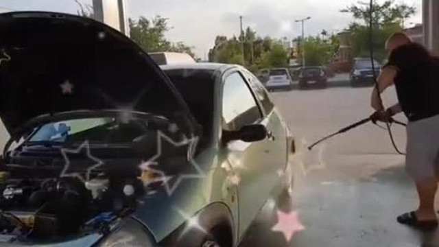 Lukas Tempara retardált reakciója, amint Subidisznó kimossa az autó motorját
