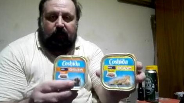 Rucu Bácsi 79 forintos macskaeledelt eszik (retro)
