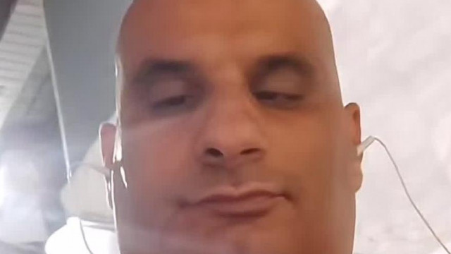 Impotens Gömbhalfej Baranyi Jo fiatal srácról álmodozós live foltokban lenyírt hajjal