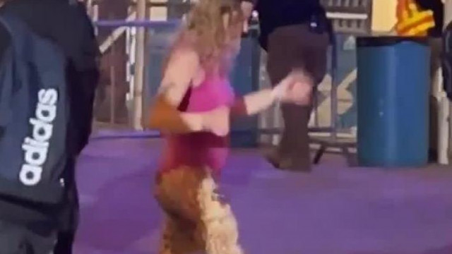 Törpe tranyó spotting: Kaffka Merci Tibi a Budapest Park előtt nyomja