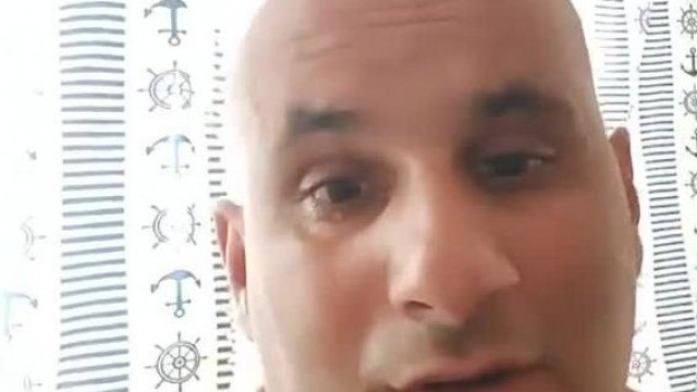 A féltékeny Baranyi Jo azon pityereg, hogy a fiatal srác nem akar vele találkozni