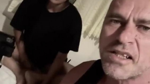 Az Impotens Papòka SztívMester gyűlölködni tanítja a maugli lèdibojt: "Csicska MC ISTI"