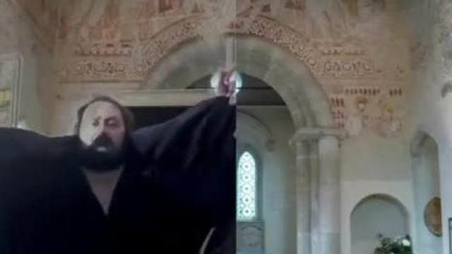 Rucu Bá igét hirdet egy zöldhátteres templomban (retro)