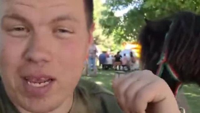 Outdoor Alex kiment a Mi Hazánk Majálisára lovakat csókolgatni és kellemetlenkedni