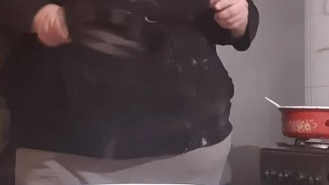 Kulázás után soha kezet nem mosó Melegmaci Tibi palacsintát süt +indokolatlan debil nevetések