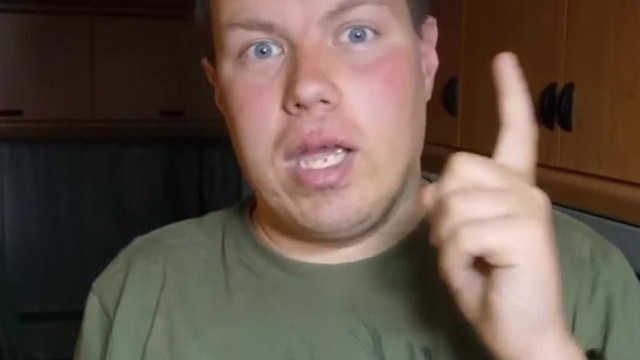 Kültéri Koldus Alex közönségtalálkozót szervez, de akár szívesen csövezne valamelyik felszopójánál is