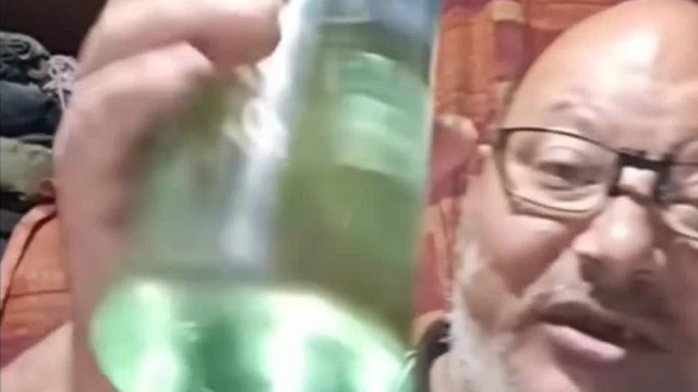 Pedofil apa boldogan zabál a kamerába a felszopók pénzéből - chipsz és Traubi szóda
