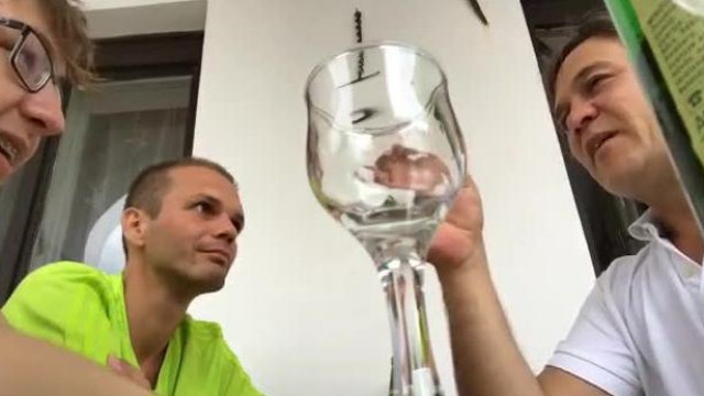 Herberthez csatlakozva, lealjasodik a döbröntei csehóban egy alkoholista és a fia