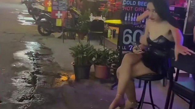 Az Impotens Sztív az utcán, magában gyűlölködik a lédibojra, mert az egy Pakisztànival Liveozik