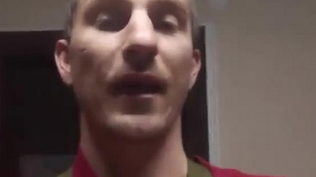 Öregember fejű, beszédhibás Trutymó Titán a Hózentróger