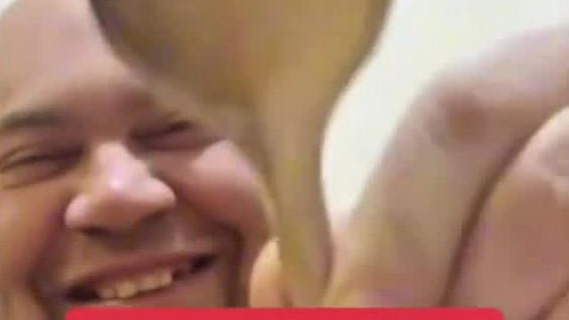 Szűz MC Gyerekátkozó Pedo Pityu napközis hülyegyerek vigyorral nyalogatja a fakanalat