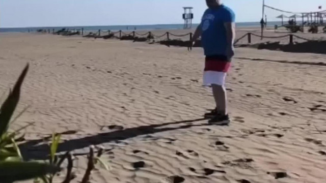MC Gyernőtt elsétál messzire hogy utána közel jöjjön a hordó belével a tengerparton