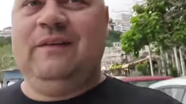 MC Segglyuk ,,kenebisz'' mintás bézbózsapkát látott a parton sétálva
