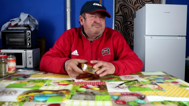 Mindenféle moslékot bezabáló Elek Zoli nem akar tesztelni Surströmming konzervet, mert undorító neki