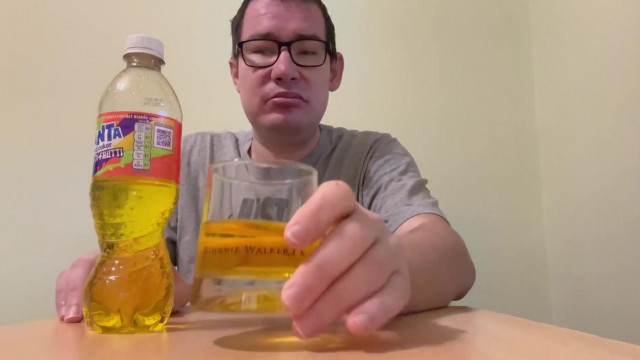 VKÁ Psychrolutes marcidus fejjel kóstol meg egy Tutti Frutti Fantát (nem ízlik a félkegyelműnek)
