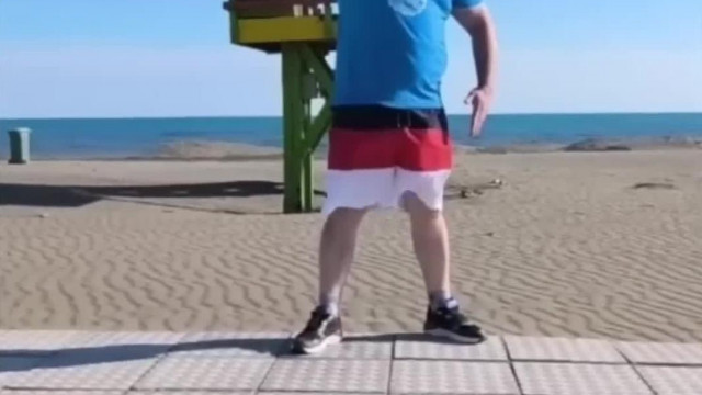 MC Gyogyóspityu viharos szélben mutogatja hogy van egy torony a tengeren