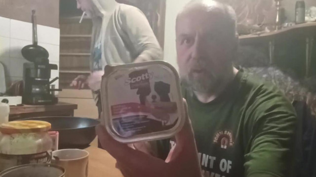 Rucu Bácsi kutyakaját vacsorázik