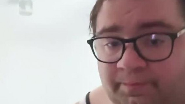 Yaboku abban az ocsmány, rózsaszín, kínais szoknyájában nyomorkodik Tiktokon