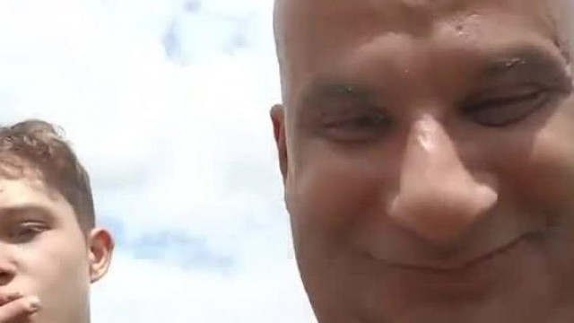 Baranyi Cukrosbácsinak jó kedve van, mert megint fiatal srácokkal ismerkedik