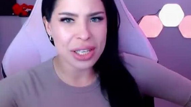 A twitch simp-ek pénzéből élő Natessia (Dr. Nati) MC Pityukától kapott üzenetet mutogat