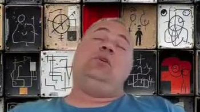MC Felfújódott tahó szűz paraszt főcsatorna felfüggesztés utáni élő lájv magas vérnyomással, ülve lihegve 2025.05.31.