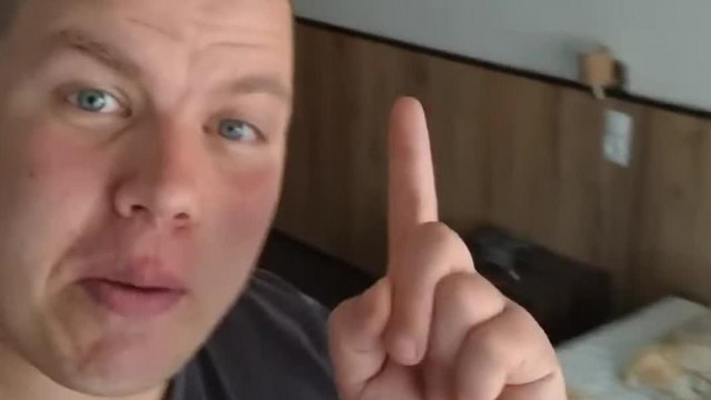 Koldulex irritáló fejjel köszöni meg az ingyen szállást a felszopójának - Koldusturné 3. nap