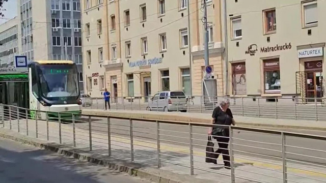 Koldustech Kufár Bencésen okoskodna a miskolci villamosról, de alig bír beszélni, mert retardált - Live részlet