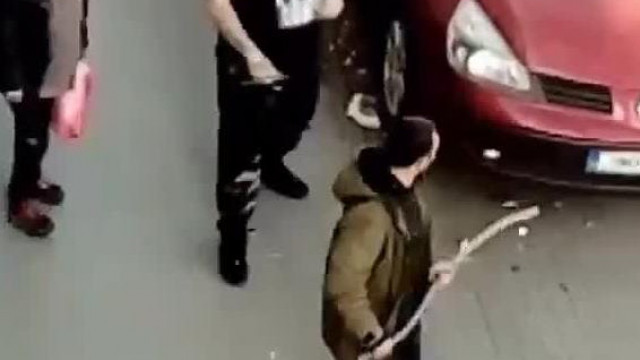 Rugós Brekekét (Bolyán Imrét)  egy husánggal támadja meg egy vézna fajtársa