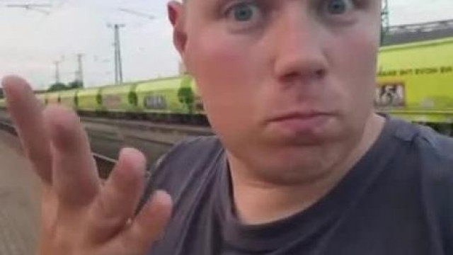 Koldus Alex a neki bekiabáló gyerek miatt elmélkedik a srác lelövéséről és megkéseléséről