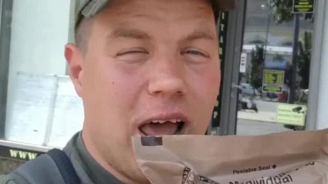 Koldustech sikeresen beadta a Military shop-osoknak, hogy influenszer, így adtak neki ingyen kajacsomagokat