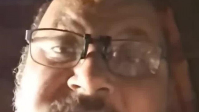 Pedofil tojásból előtört a nárcizmusa, mert jogosan kritizálták a "tyúkólát", ezért pénzt követel zabálás közben