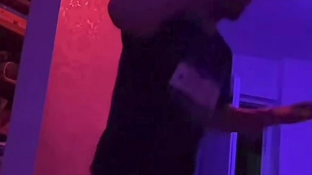 Munkakerülő Herbert megint előkapta a ratyi party kalapot, majd kisboltba indulás fail, mert zárva van