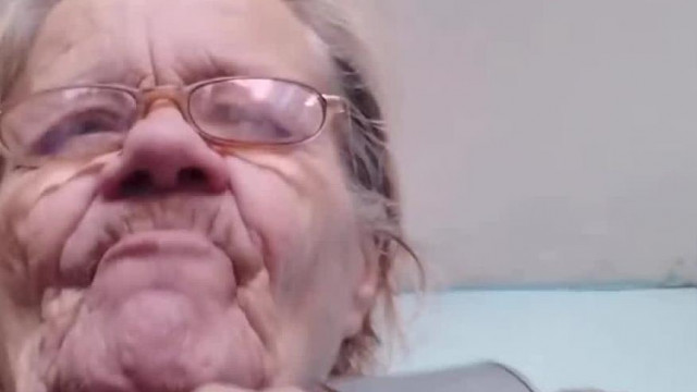 Bizarr tiktok életképek - Rommá dohányzott hangú öregasszony élő karaoke előadást tart férfi hangon