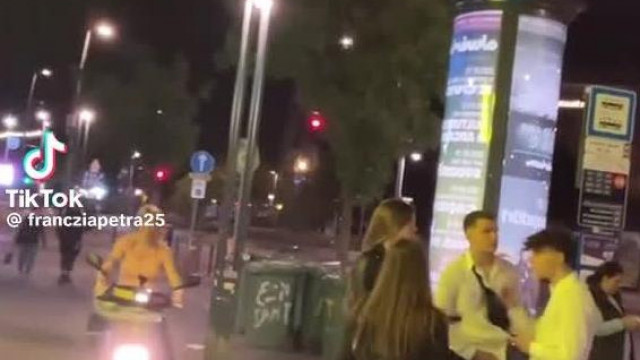 Emberek közé nem való Kaffka Tibi berivozva felül a robogóra, de az megszalad alatta