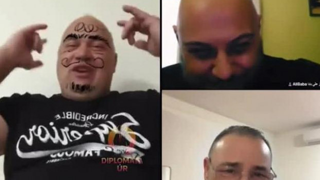 MC Szűz az összefirkált fejű Rugós Brekekét próbálja utánozni