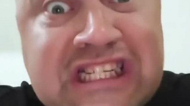MC Sodifelszopó vicsorogva és eltorzult fejjel fröcsög a kamerába: "SoDI az isteeen!"