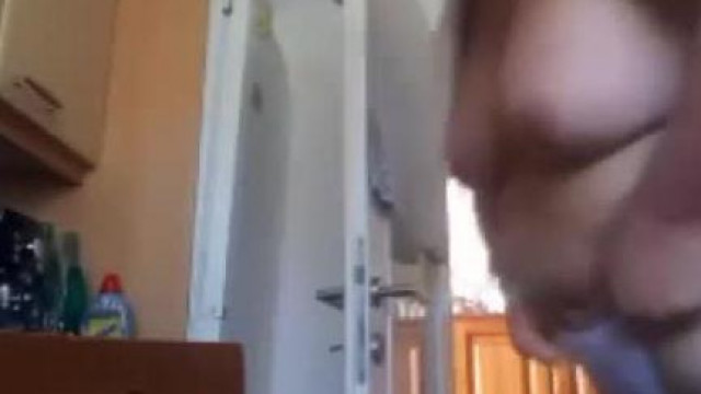 Publikus Szabika öltözködés közben kiakad, majd széttépi magán a nadrágnak hívott bugyit +megvillan a letagadott kuki