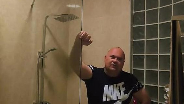 A miskolci Vizilò MC Isti tusfürdő Flexe az összekoldult pénzből a fürdőszobábòl