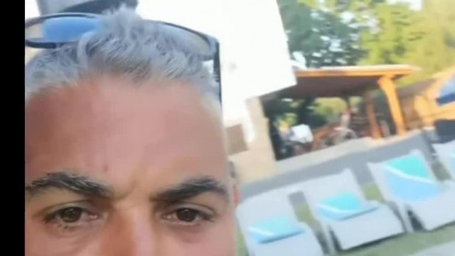 Kisebbségi komplexus Gammer cickány egy medencét mutatva flexel