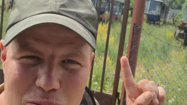 Koldustechnika Alex a Szigetszentmiklósi szeméttelepen játszik kuhárológiát régi ikarus buszokat mutogatva