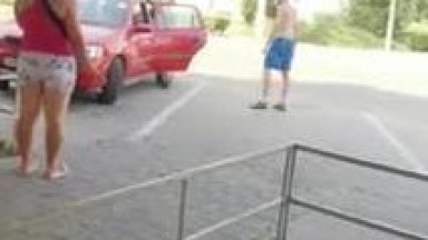 Macsó Tibi, keménykedni próbál a kocsmánál